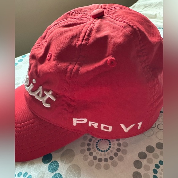 MENS Red Titleist golf
Foot joy
ProV one
Red label
Adjustable Golf cap
Hot Cap - Picture 6 of 8